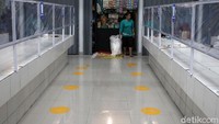 Pedagang mulai menata dagangannya di kios pasar Prawirotaman setelah secara resmi dibuka pada 16 Desember 2020.