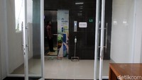 Pasar tersebut dilengkapi dengan lift dan eskalator.