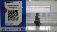 Terdapat tempelan QR code di setiap lapak pedagang untuk menggenjot transaksi secara digital atau nontunai di pasar tersebut. 