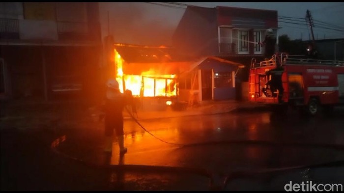 Warung tahu di Kuningan terbakar akibat ledakan gas melon