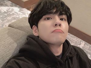 10 Potret Selfie Wonpil DAY6, Ekspresinya Khas Banget!