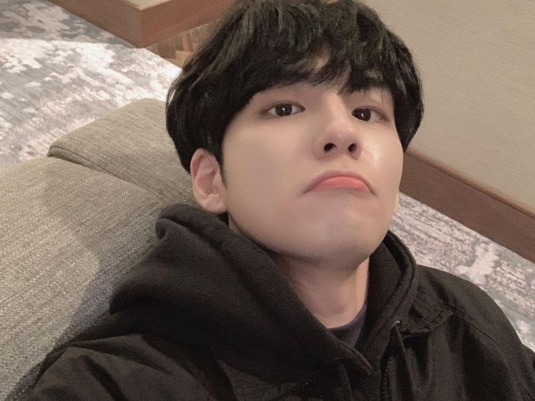 10 Potret Selfie Wonpil DAY6, Ekspresinya Khas Banget!