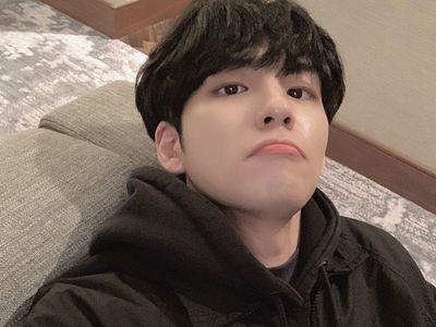 10 Potret Selfie Wonpil DAY6, Ekspresinya Khas Banget!