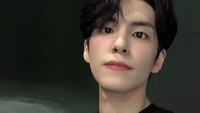 Dalam setiap foto selfie yang dipajang ke Instagram @kimwon.pil, pelantun Zombie itu selalu menampilkan ekspresi yang sama. (Foto: dok. Instagram @kimwon.pil) 
