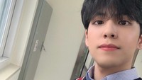 Yang terbaru, Wonpil mengunggah selfie dengan sweater. Bertanya pada fans soal salju pertama di musim dingin tahun ini. (Foto: dok. Instagram @kimwon.pil) 