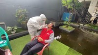 Beberapa waktu lalu, Yusuf Mansur mengunggah video dirinya tengah melakukan swab untuk COVID-19. (Foto: dok. Instagram Yusuf Mansur) 