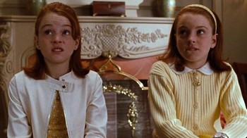 Lindsay Lohan dan kembaran palsunya di The Parent Trap pada 22 tahun lalu. Foto: Buena Vista Pictures via Bored Panda