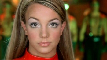 Kamu sudah dance pakai lagu Oops!... I Did It Again selama 20 tahun. Foto: Britney Spears via Bored Panda