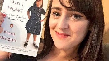 Siapa yang masa kecilnya ditemani film Matilda? Sekarang pemainnya, Mara Wilson, sudah berusia 33 tahun. Foto: Mara Wilson via Bored Panda