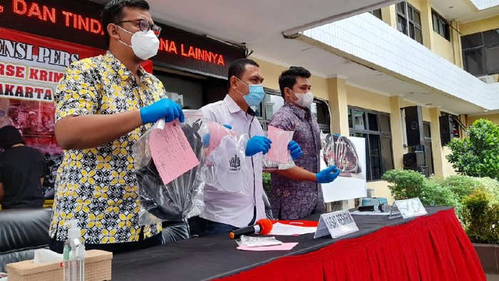AGB Ketua Pecinta Habib Bahar diamankan bawa senjata taman di Polres Jaksel.