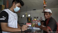 Bantuan pemerintah ditukarkan masyarakat untuk belanja telur atau kebutuhan lainnya.