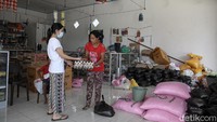 Selain itu, agen BRILink ini melayani bantuan pemerintah yang daat ditukar sembako untuk sekitar 300 keluarga kurang mampu di desa ini.