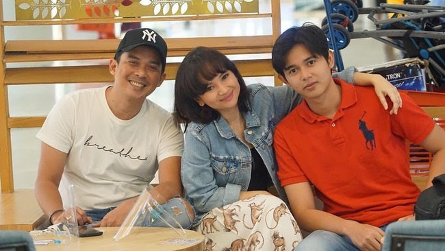 Pemeran sinetreon Angelica Simperler  saja menikah dengan pengusaha bernama Rico Hidros Daeng pada 20 Juni 2020. Setelah menikah, Angelica menjadi ibu tiri dari putra semata wayang Rico, Ahmad Titan At Tariq. Dalam akun media sosialnya, Angelica tampak menyayangi sepenuh hati Ahmad Titan. Mereka kerap berwefie bersama dengan sang suami. Foto: Instagram @angelicasimp.new