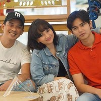 Pemeran sinetreon Angelica Simperler  saja menikah dengan pengusaha bernama Rico Hidros Daeng pada 20 Juni 2020. Setelah menikah, Angelica menjadi ibu tiri dari putra semata wayang Rico, Ahmad Titan At Tariq. Dalam akun media sosialnya, Angelica tampak menyayangi sepenuh hati Ahmad Titan. Mereka kerap berwefie bersama dengan sang suami. Foto: Instagram @angelicasimp.new