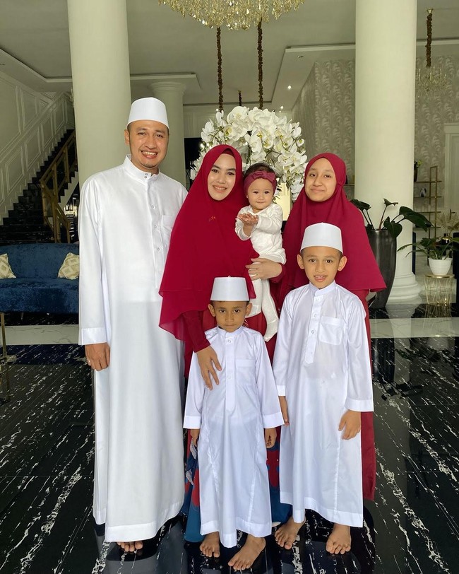 Sejak menikah dengan Habib Usman bin Yahya, Kartika Putri menjadi ibu tiri bagi ketiga anak dari pernikahan suaminya sebelumnya. Hubungan Kartika Putri dengan ketiga anak Habib Usman, kerap dibagikan di akun media sosialnya. Salah satu bukti kedekatan mereka, anak sulung Habib mengucapkan kata sayang pada Kartika di media sosial. Semangaaaatt buuunnnnddd.. @kartikaputriworld we love you (kami cinta kamu), tulis anak pertama Habib Usman, Syarifah Syahra Tusalwa di Instagram pada 2018. Pada foto yang diunggahnya terlihat, dia dan adiknya mencium pipi Kartika Putri dengan hangat. Foto: Instagram @kartikaputriworld