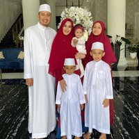 Sejak menikah dengan Habib Usman bin Yahya, Kartika Putri menjadi ibu tiri bagi ketiga anak dari pernikahan suaminya sebelumnya. Hubungan Kartika Putri dengan ketiga anak Habib Usman, kerap dibagikan di akun media sosialnya. Salah satu bukti kedekatan mereka, anak sulung Habib mengucapkan kata sayang pada Kartika di media sosial. Semangaaaatt buuunnnnddd.. @kartikaputriworld we love you (kami cinta kamu), tulis anak pertama Habib Usman, Syarifah Syahra Tusalwa di Instagram pada 2018. Pada foto yang diunggahnya terlihat, dia dan adiknya mencium pipi Kartika Putri dengan hangat. Foto: Instagram @kartikaputriworld
