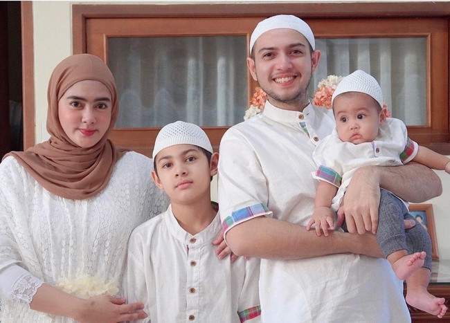 Rifky Balweel menikahi Biby Alraen pada 7 Januari 2019. Biby pun menjadi ibu tiri bagi anak Rifky yang bernama Arsen Raffa Balweel dari pernikahan sebelumnya dengan Risty Tagor. Biby terlihat hangat ketika bersama Arsen. Dia kerap mengunggah momen bersama Arsen di Instagram.  Biby dan Rifky sendiri juga sudah dikaruniai anak bernama Kazeem Zhafi Balweel.  Foto: Instagram @rifkybalweel