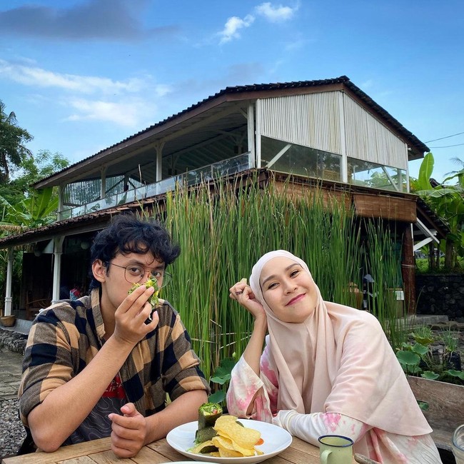 Semenjak menikah dengan Hanung Bramantyo, Zaskia menjadi ibu tiri bagi Bramasatya Bhumi Brawijaya. Anak tersebut merupakan putra Hanung dari pernikahan sebelumnya. Zaskia pernah mengungkapkan bagaimana kedekatannya dengan anak Hanung yang akrab disapa Bhumi itu. Wahai pemirsa yang ceritanya mau ingetin supaya terasa baik hati tapi sebenernya usil... mana mungkin aku lupa punya anak sebesar ini?! Yang udah nyariis 11 tahun tinggal bareng, kamarnya depan kamarku, hampir tiap hari tatap muka, cerita2, bagi perjalanan hidup sama2 11 tahun trakhir,dst, begitu Zaskia menulis di Instagramnya. Foto: Instagram @zaskiadyamecca