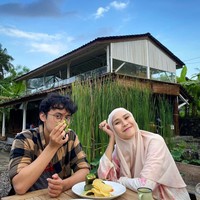 Semenjak menikah dengan Hanung Bramantyo, Zaskia menjadi ibu tiri bagi Bramasatya Bhumi Brawijaya. Anak tersebut merupakan putra Hanung dari pernikahan sebelumnya. Zaskia pernah mengungkapkan bagaimana kedekatannya dengan anak Hanung yang akrab disapa Bhumi itu. Wahai pemirsa yang ceritanya mau ingetin supaya terasa baik hati tapi sebenernya usil... mana mungkin aku lupa punya anak sebesar ini?! Yang udah nyariis 11 tahun tinggal bareng, kamarnya depan kamarku, hampir tiap hari tatap muka, cerita2, bagi perjalanan hidup sama2 11 tahun trakhir,dst, begitu Zaskia menulis di Instagramnya. Foto: Instagram @zaskiadyamecca