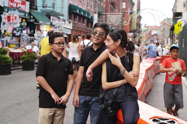 Gista Putri menikah dengan Wishnutama pada 19 September 2015. Saat menikah dengan Gista Putri, Wishnutama sudah mempunyai lima anak dari pernikahan sebelumnya dengan Wina Natalia. Gista yang  kini mendampingi Wishnutama sebagai Menteri Pariwisata dan Ekonomi Kreatif berhasil meluluhkan hati anak-anak suaminya. Anak-anak tirinya pun memanggil Gista dengan sebutan Bubu. Foto: Instagram @gistaputri