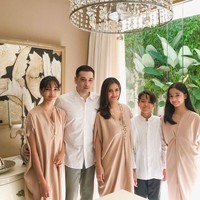 Pada 12 Desember 2019, Cut Tari resmi menikah dengan aktor Richard Kevin. Cut Tari otomatis menjadi ibu tiri bagi dua anak Richard yang sudah remaja. Dalam foto ini, terlihat kehangatan Cut Tari yang menganggap dua anak Richard seperti anak kandung sendiri. Foto: Instagram @cuttaryofficial