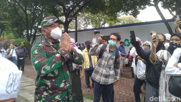 Asops Kasdam Jaya Kolonel Inf Yudi Prasetyo pun membujuk agar massa meninggalkan lokasi