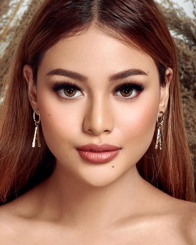 Inilah penampilan Aurel Hermansyah di pemotretan terbaru bersama fotografer Noviana Pramushinta. Perempuan 22 tahun ini dipotret dalam balutan dress hitam strapless. (Foto: Instagram/@novianapramushinta)