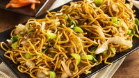 Meskipun banyak dijual, bakmi goreng bikinan warteg selalu gurih mantap. Paduan mie dengan sayuran bikin bakmi goreng ini makin enak. Cara membuatnya bisa dilihat di sini. Foto: iStock