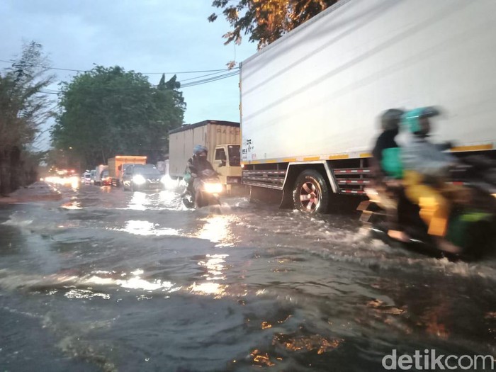 Hujan deras mengguyur Kecamatan Waru dan sekitarnya. Akibatnya, Jalan Waru arah Surabaya di kawasan Brebek tergenang banjir.