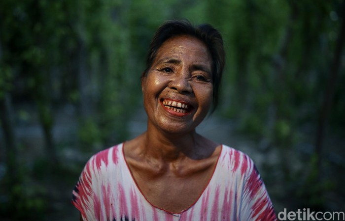 Yoseph Nahak (65), warga Kabupaten Malaka, Timor Tengah Selatan, NTT, tengah memetic sirih dikebun yang terletak dibelakang rumahnya. Sirih merupakan bagian dari adat istiadat Sebagian besar masyarakat di NTT.