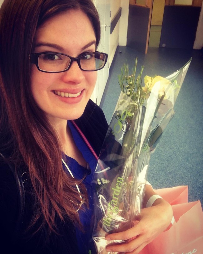 Seperti banyak peneliti di seluruh dunia, semua orang menghentikan apa yang mereka lakukan dan menawarkan waktu untuk (membantu mengatasi) pandemi, kata Carina. Foto: Instagram @carina_tyrrell_official