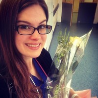 Seperti banyak peneliti di seluruh dunia, semua orang menghentikan apa yang mereka lakukan dan menawarkan waktu untuk (membantu mengatasi) pandemi, kata Carina. Foto: Instagram @carina_tyrrell_official