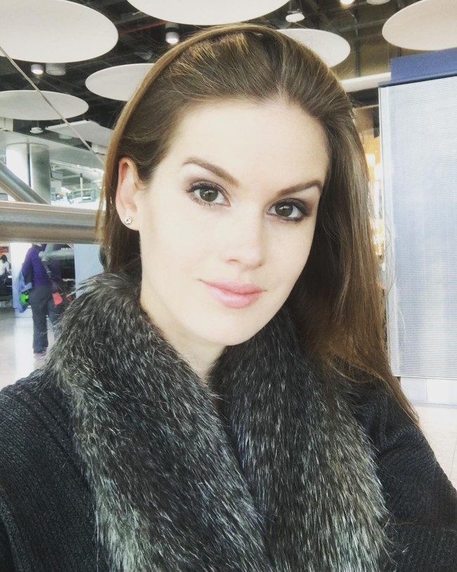 Wanita asal Inggris yang pernah menjadi Miss England 2014 tersebut adalah bagian dari tim Universitas Oxford yang meneliti dan mengembangkan vaksin COVID-19. Foto: Instagram @carina_tyrrell_official