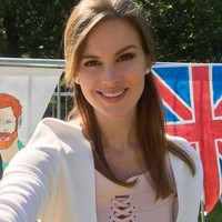 Wanita cantik itu mulai melirik dunia kontes kecantikan ketika menang fashion show di kampusnya. Tak lama setelah itu, Carina mengikuti ajang Miss England dan sukses dimahkotai sebagai pemenang. Foto: Instagram @carina_tyrrell_official