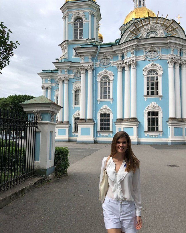 Carina yang lulusan Universitas Cambridge tersebut ternyata terlahir dari keluarga medis. Ibunya pernah bekerja di WHO sedangkan ayahnya adalah seorang ahli fisika yang membantu membangun Large Hadron Collider. Foto: Instagram @carina_tyrrell_official