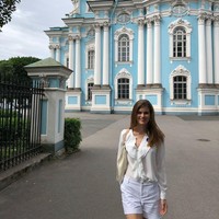 Carina yang lulusan Universitas Cambridge tersebut ternyata terlahir dari keluarga medis. Ibunya pernah bekerja di WHO sedangkan ayahnya adalah seorang ahli fisika yang membantu membangun Large Hadron Collider. Foto: Instagram @carina_tyrrell_official