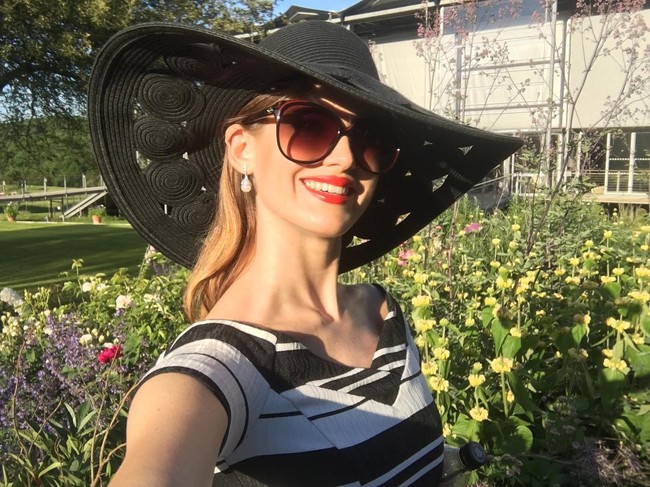 Juara empat Miss World 2014 itu mengaku tidak menyangka bisa menjadi bagian dari sesuatu yang sangat penting dalam mengatasi musuh dunia saat ini. Meski sibuk dokter tersebut ternyata masih berusaha untuk mendukung dunia pageant.  Foto: Instagram @carina_tyrrell_official