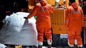 Setelah mendarat, kapsul ini akan dibawa menggunakan pesawat menuju Beijing. Foto: Xinhua/Peng Yuan