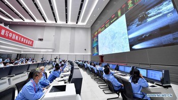 Mereka mengawasi proses pendaratan Change 5 dari jarak ribuan kilometer. Foto: Xinhua/Yue Yuewei