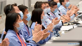 Kru teknis merayakan pendaratan Change 5 yang sukses membawa pulang sampel Bulan pertama kalinya dalam 44 tahun. Foto: Xinhua/Yue Yuewei
