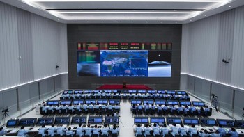 Tim teknisi memonitor pendaratan kapsul Change 5 di Beijing Aerospace Control Center. Foto: Xinhua/Jin Liwang