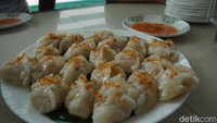 Choipan terbuat dari adonan tepung kanji yang diberi isian beragam sayuran. Adapaun pilihan isian yang bisa traveler pilih yaitu bengkuang, rebung dan bawang kucai.