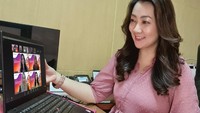 Chief of Corporate Communications Astragraphia Melinda Pudjo berdialog dengan pembicara, Direktur Pemasaran Ekonomi Kreatif KementerianPariwisata dan Ekonomi Kreatif Yuana Rochma Astuti dan Founder Abon Cap Koki dan Peserta Kelas ASIK Batch 1 Novi Kurnia Setiawati, dalamdiskusi virtual bertema Kontribusi Astragraphia untuk Industri Kreatif, di Jakarta. Foto: dok. Astragraphia