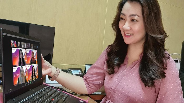 Dukungan untuk Pelaku Industri di Tengah Pandemi Di tengah pandemi COVID-19, Astragraphia terus aktif membantu pelaku
usaha mikro dan kecil yang bergerak di industri kreatif, dengan program Kelas ASIK (Kelas Astragraphia untuk Industri Kreatif).