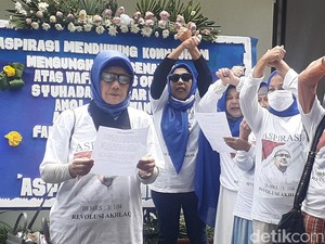Emak-emak Berkaus HRS ke Komnas HAM, Dukung Pengusutan Penembakan Laskar FPI