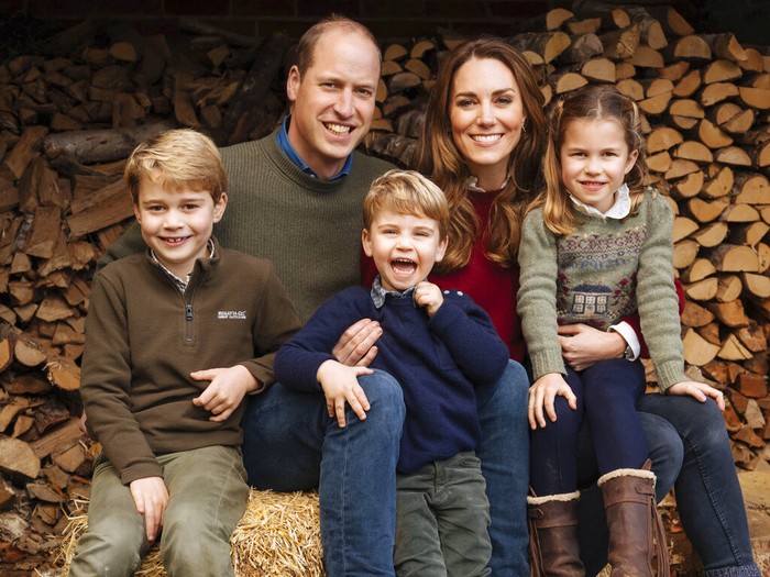 Foto Kartu Natal 2020 Keluarga Pangeran William This autumn 2020 image provided by Kensington Palace on Wednesday Dec. 16, 2020, shows the 2020 Christmas card of Britains Prince William, Kate, Duchess of Cambridge and their children, Prince George, left, Princess Charlotte and Prince Louis, center, at Anmer Hall, Anmer, England. (Matt Porteous/The Duke and Duchess of Cambridge/Kensington Palace via AP)