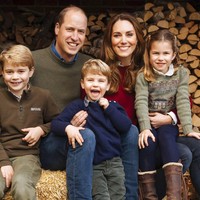 Kartu ucapan Natal dari Kerajaan Inggris jadi salah satu yang selalu ditunggu-tunggu. Tahun 2020 ini, Pangeran William dan Kate Middleton berfoto bersama tiga anaknya George, Charlotte dan Louise. Kelimanya kompak berbusana santai mengenakan sweater dipadu kemeja. Foto: Matt Porteous/The Duke and Duchess of Cambridge/Kensington Palace via AP