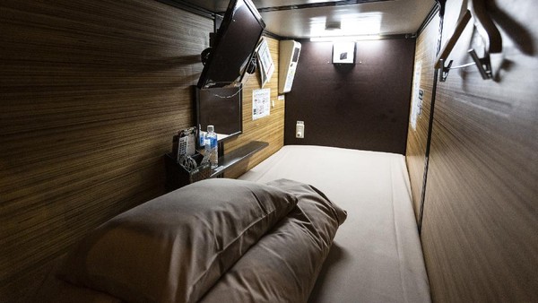 Hotel kapsul yang berada di kawasan Tokyo itu mengubah konsep usaha mereka yang pada awalnya merupakan tempat penginapan menjadi coworking space akibat terdampak pandemi COVID-19. Hotel kapsul yang berada di kawasan Tokyo itu mengubah konsep usaha mereka yang pada awalnya merupakan tempat penginapan menjadi coworking space akibat terdampak pandemi COVID-19.