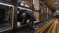 Seorang petugas menunjukkan cara masuk ke dalam coworking space yang sebelumnya adalah kamar hotel kapsul.