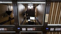 Penampakan coworking space yang sebelumnya merupakan kamar hotel kapsul di kawasan Tokyo, Jepang.